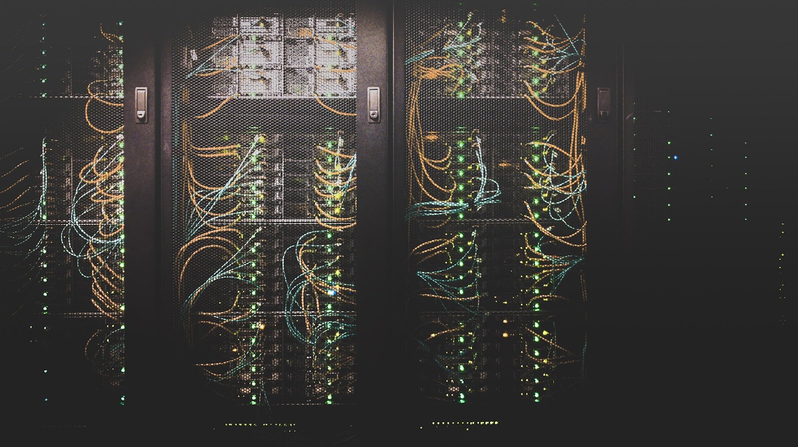 Server rack i datasenter - IT-infrastruktur som en ekstern IT-konsulent overvåker og vedlikeholder