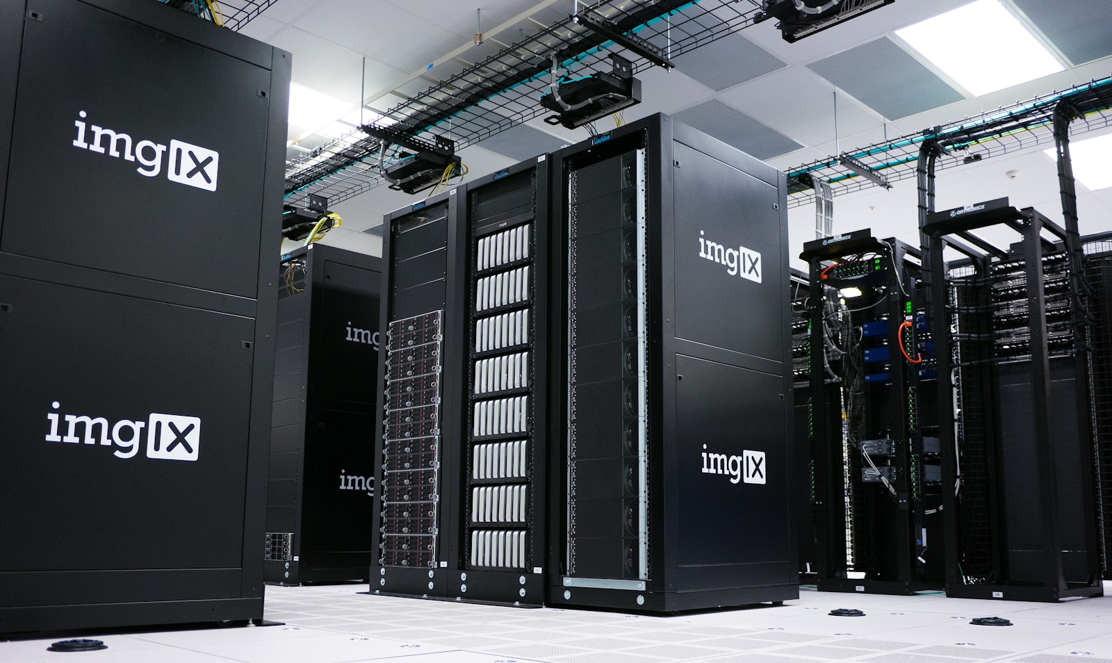 Datasenter-rack med servere – infrastrukturen bak skylagringstjenester