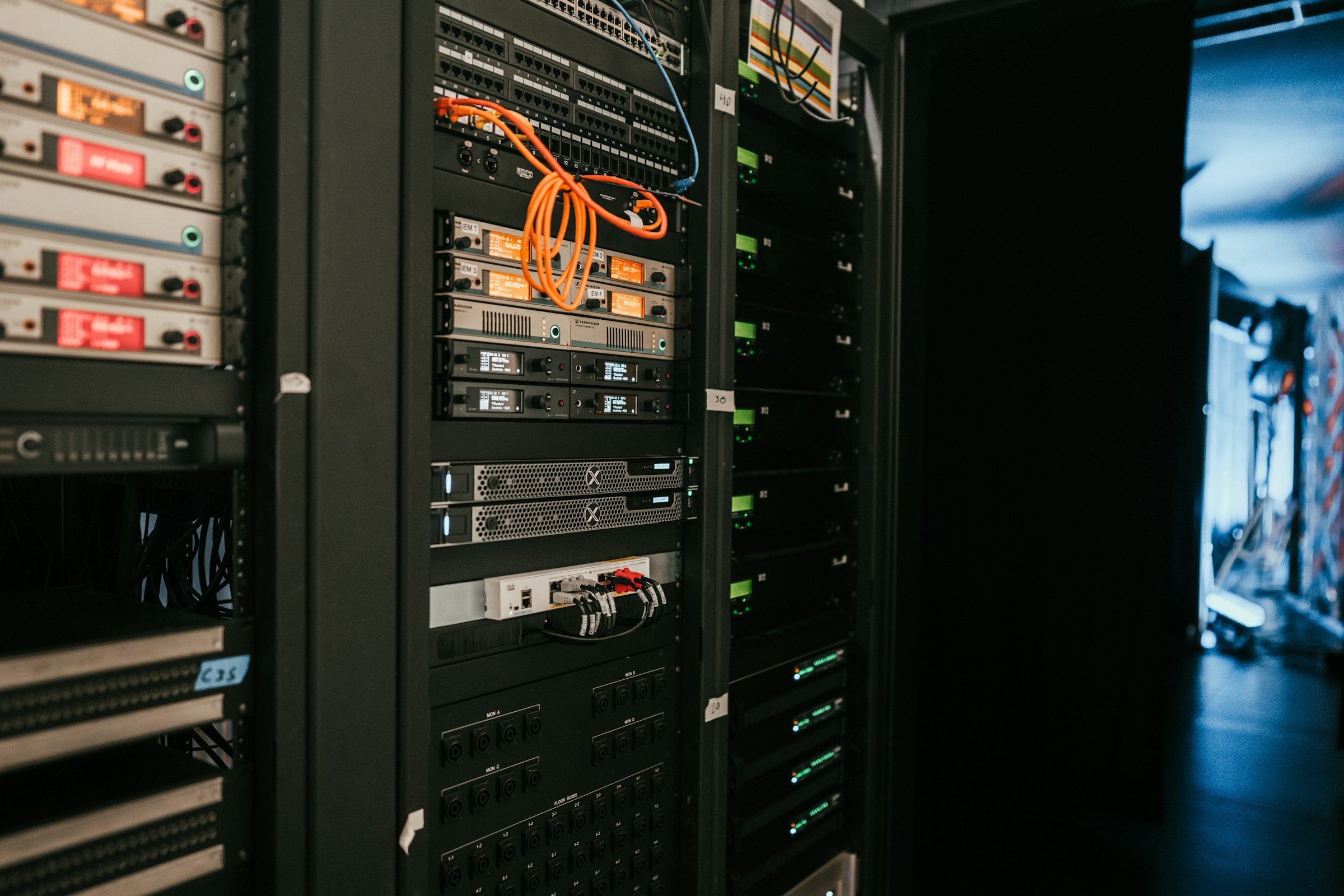 Serverrom med rader av servere som representerer skylagring og datasentre