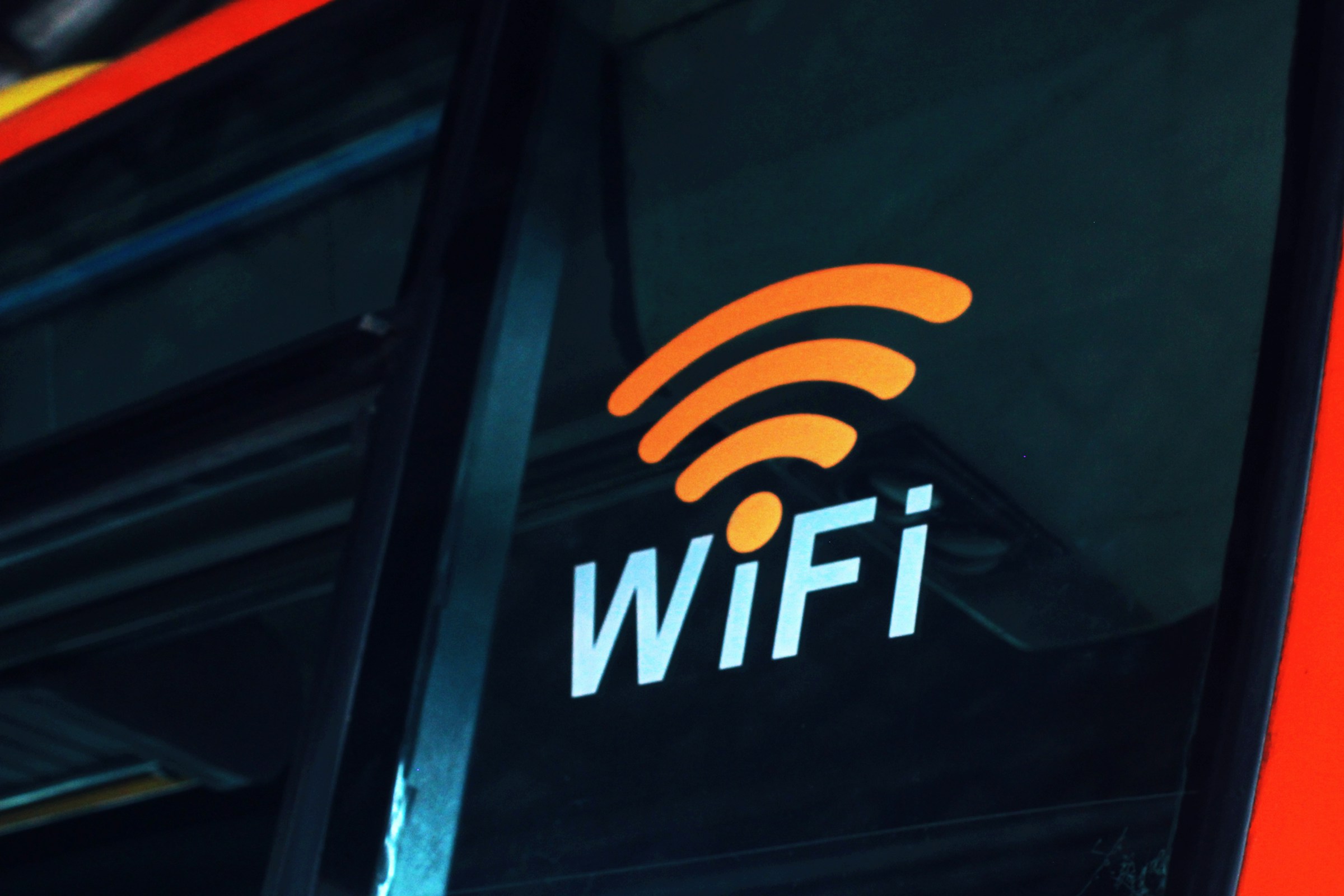Trådløs WiFi-ruter plassert på en hylle hjemme med lysende indikatorer